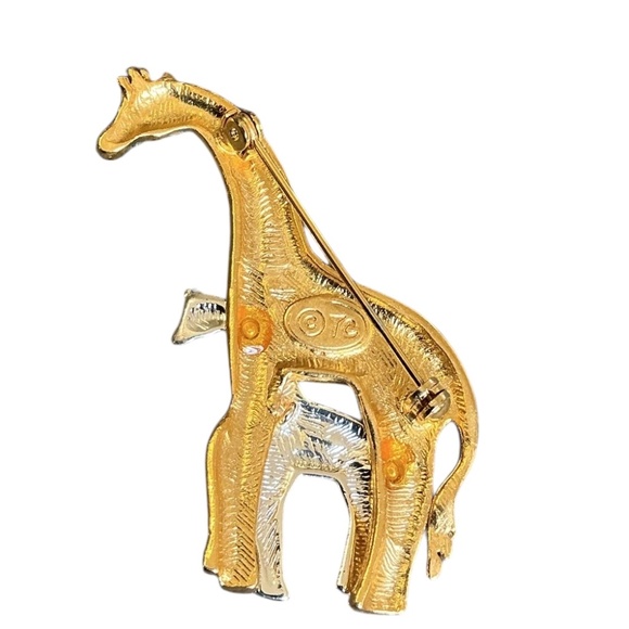 TC Giraffe and Baby Brooch - Picture 2 of 2